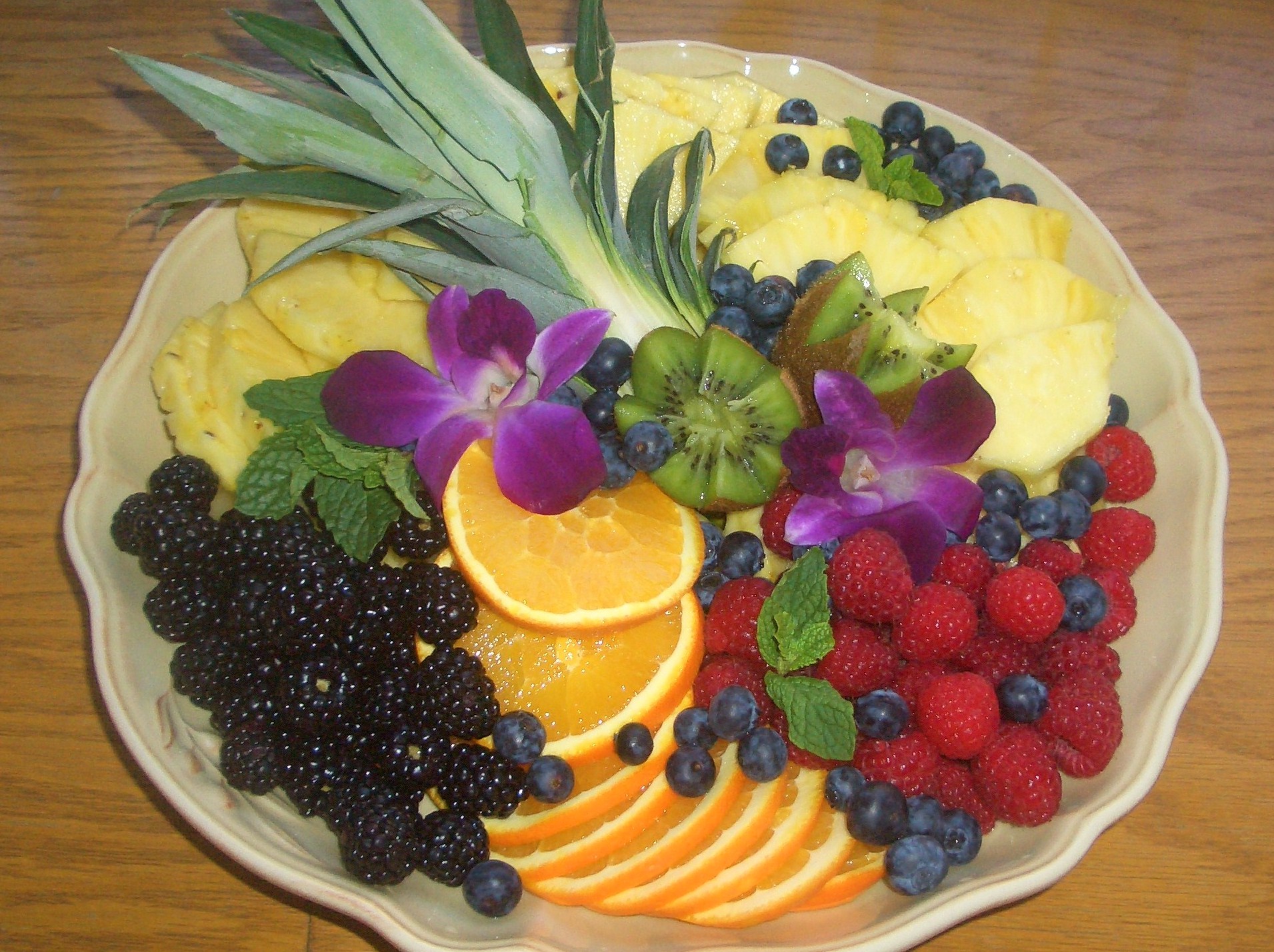 How to Make A Fruit Platter (Fruit Tray) - Veggie Desserts