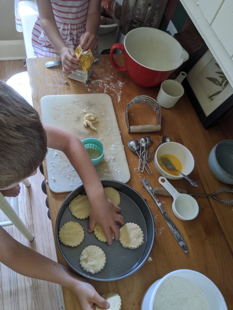 Kids helping make Strawberry Shortcake Kids helping make Strawberry Shortcake
