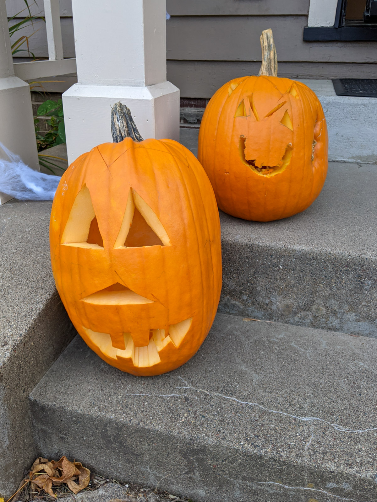 Jack-O-Lanterns on the porch step.