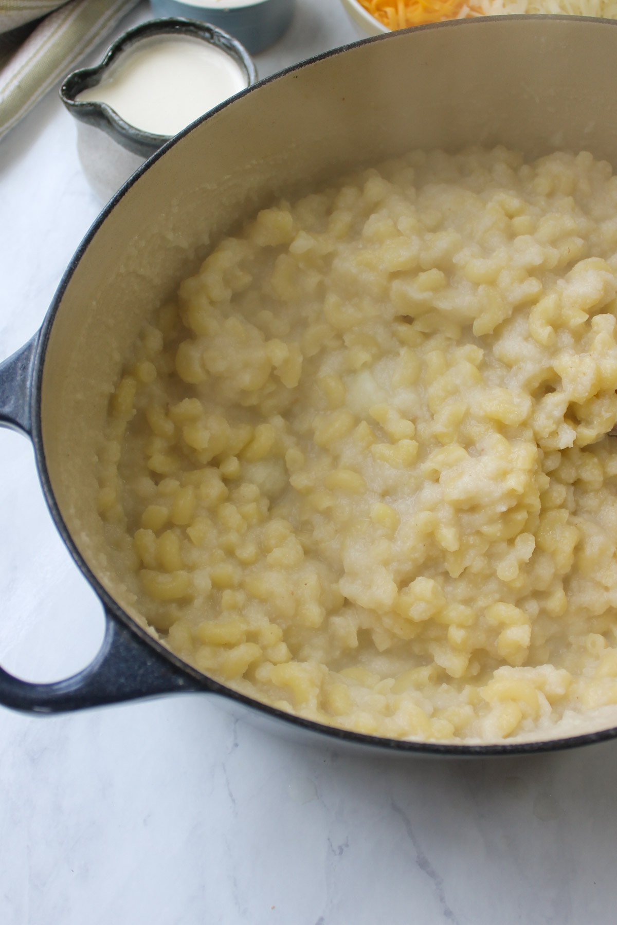 Boiling macaroni pasta with the cauliflower puree.