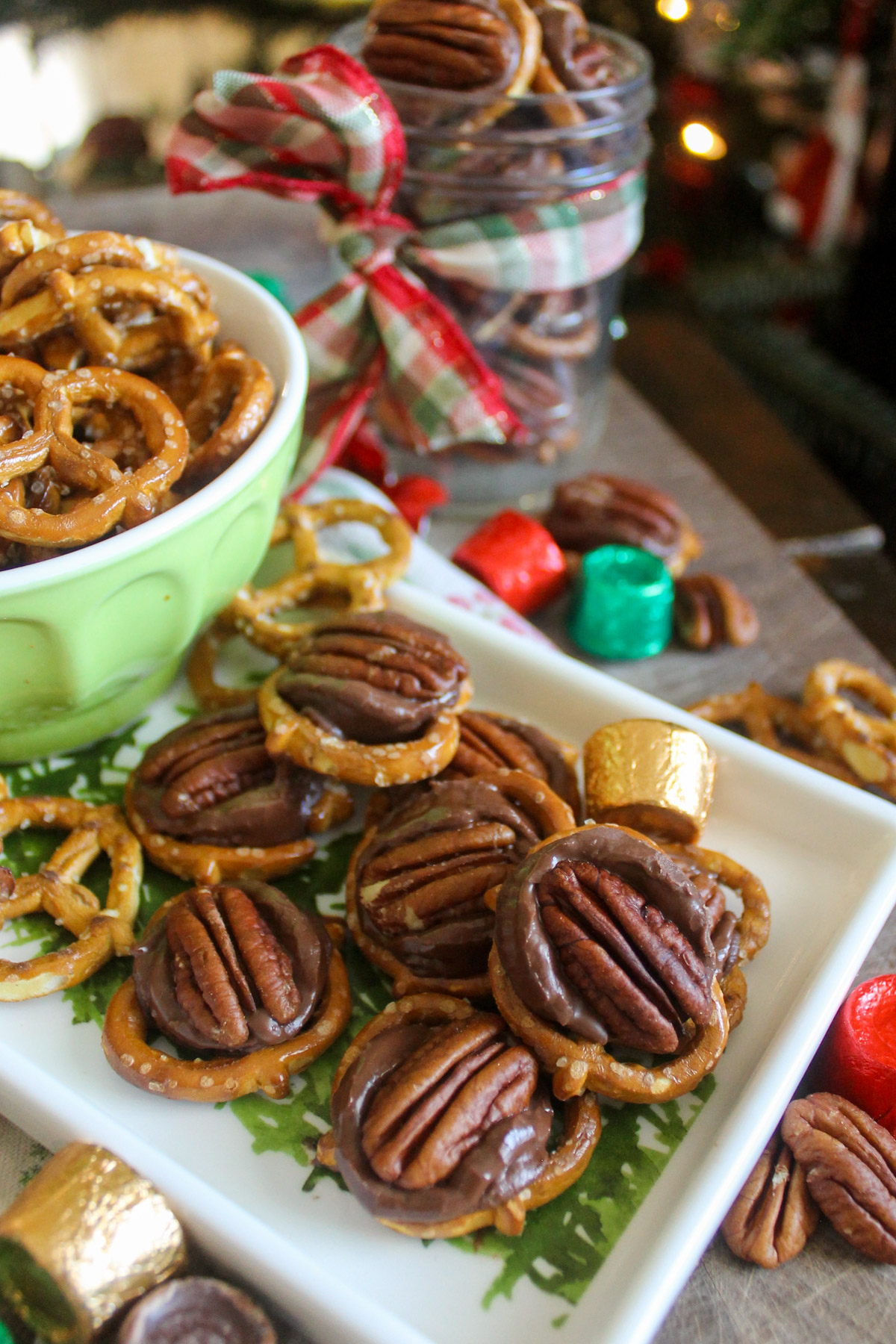 A Christmas plate and a gift jar of Rolo Turtle Pretzels.